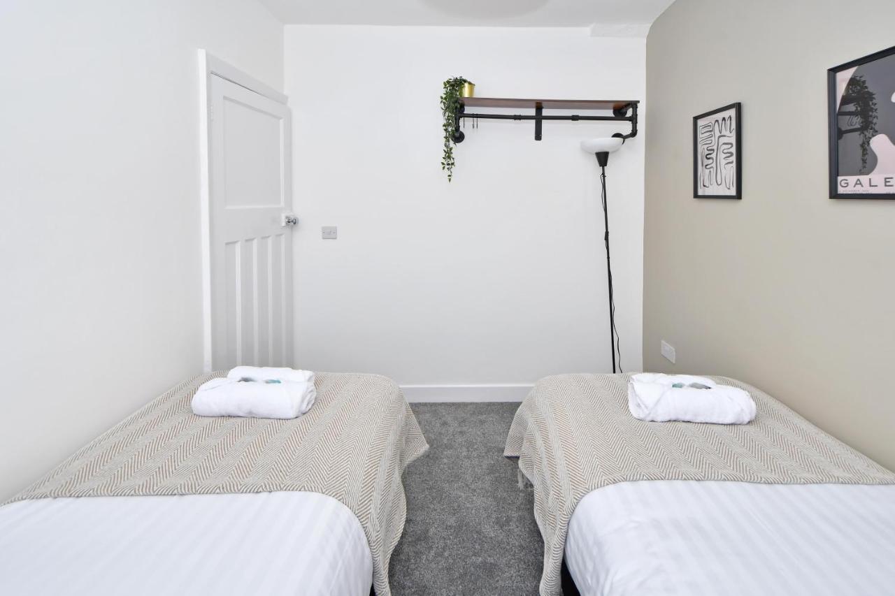 Lily House By Yourstays - Cosy 3 Bedroom House In Crewe Exterior foto